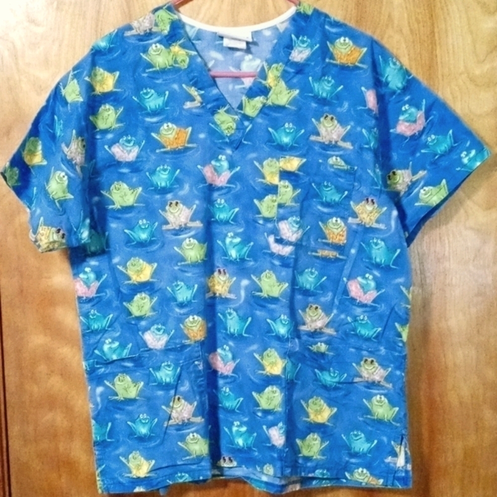 Peaches medium scrub top frogs in the pond design
